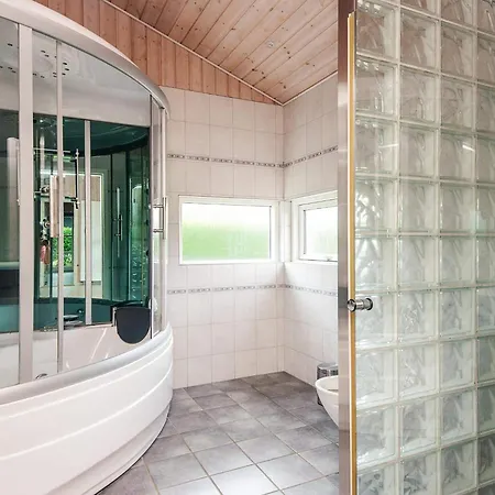 10 Person In Ansager-by Traum Ansager