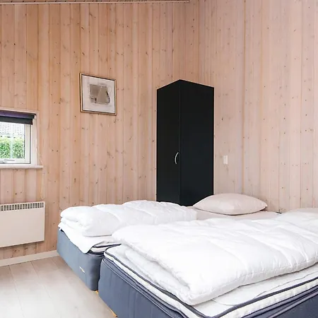 10 Person In Ansager-by Traum Ansager