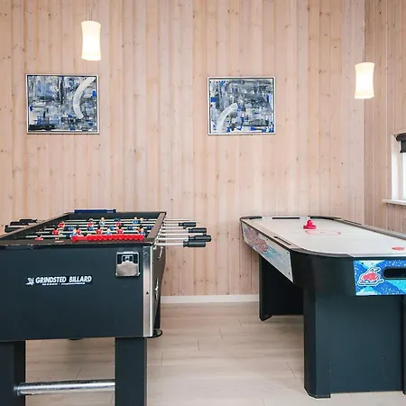 10 Person In Ansager-by Traum